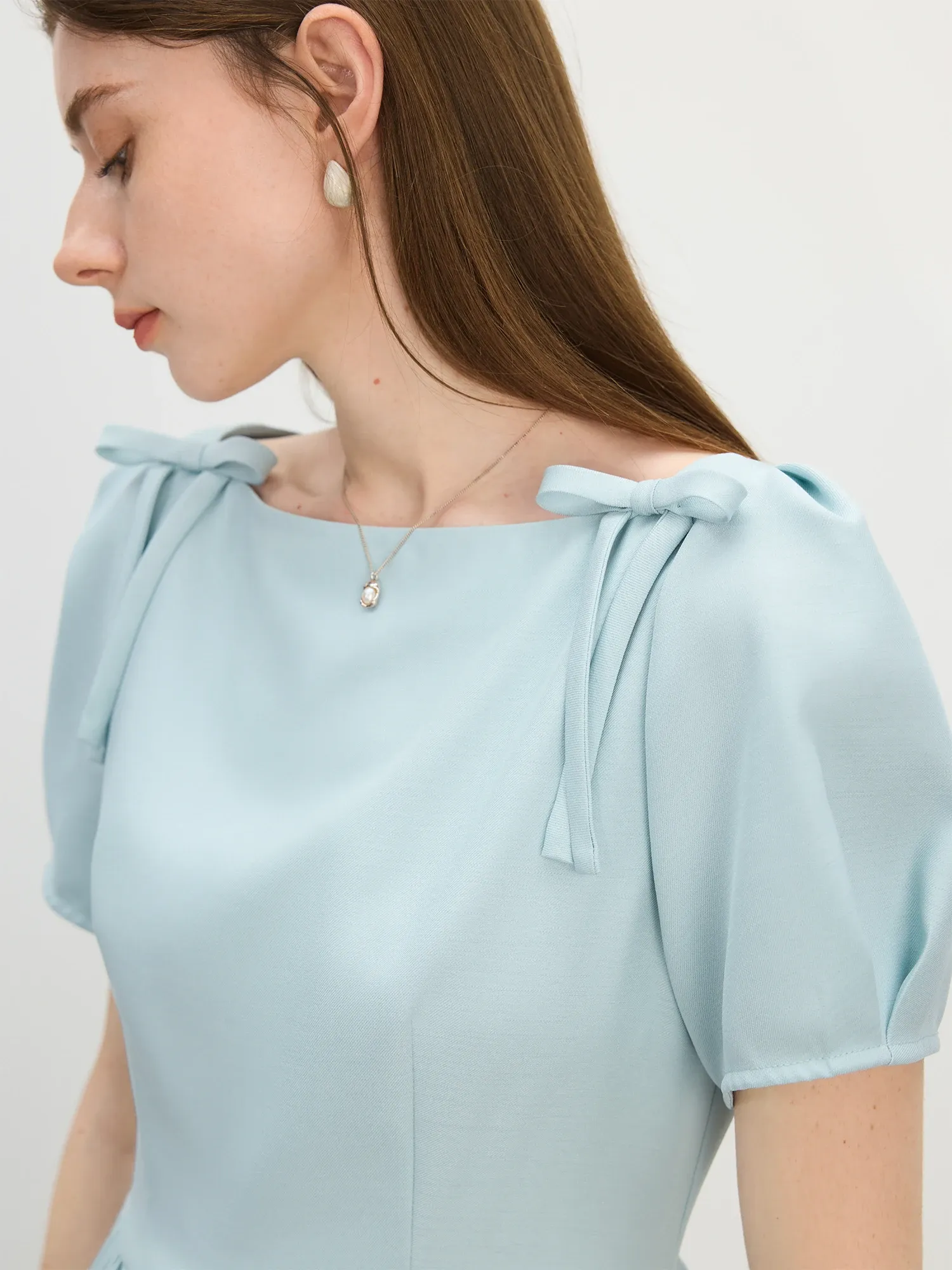 Robe midi FANSILANEN à col carré et nœud, coupe cintrée été 2025