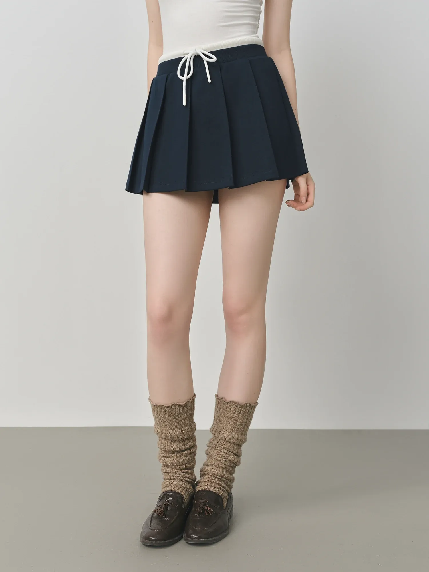 Ensemble preppy femme à col montant et jupe plissée