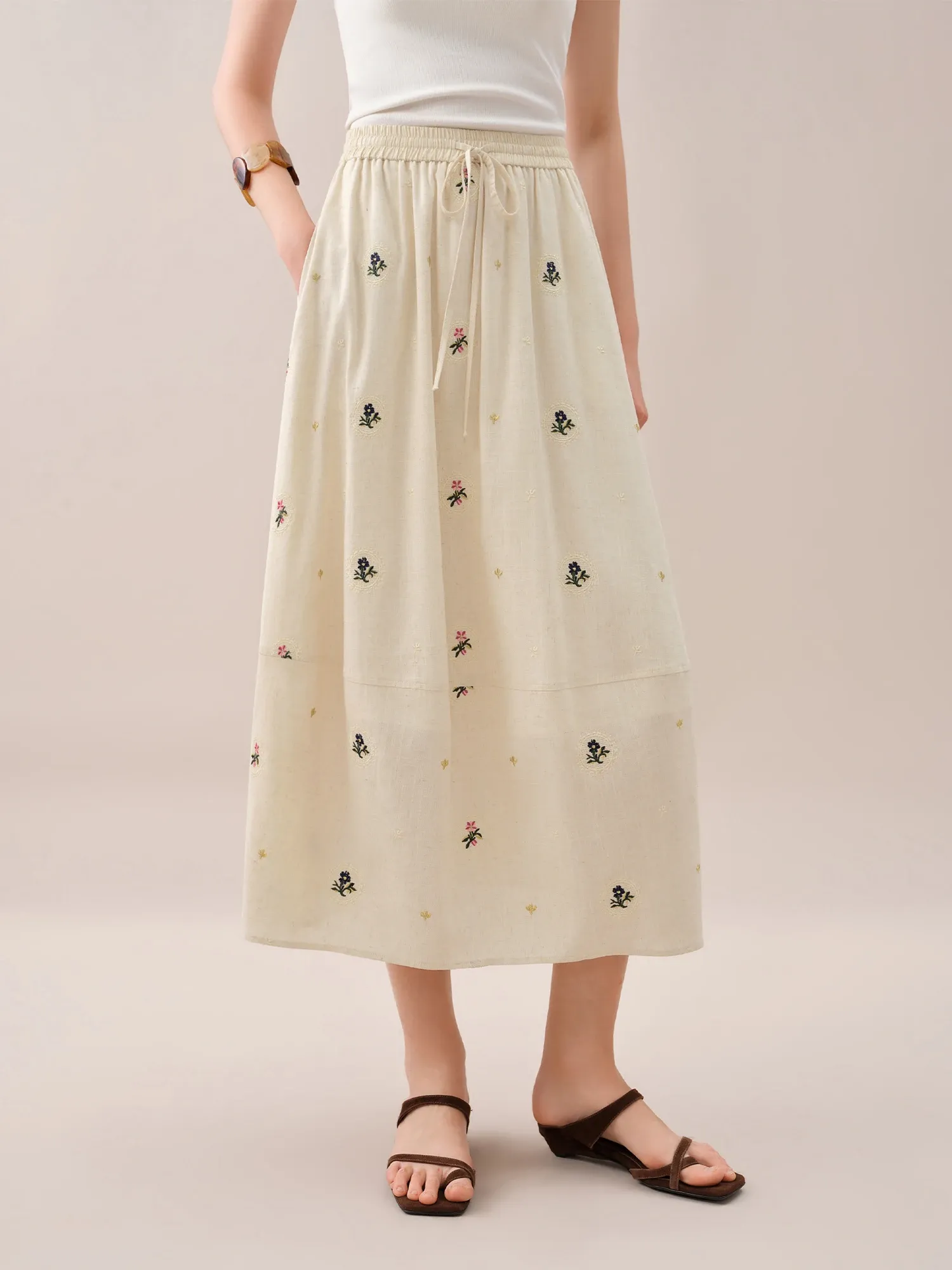 Ensemble estival brodé haut sans manches et jupe tulipe