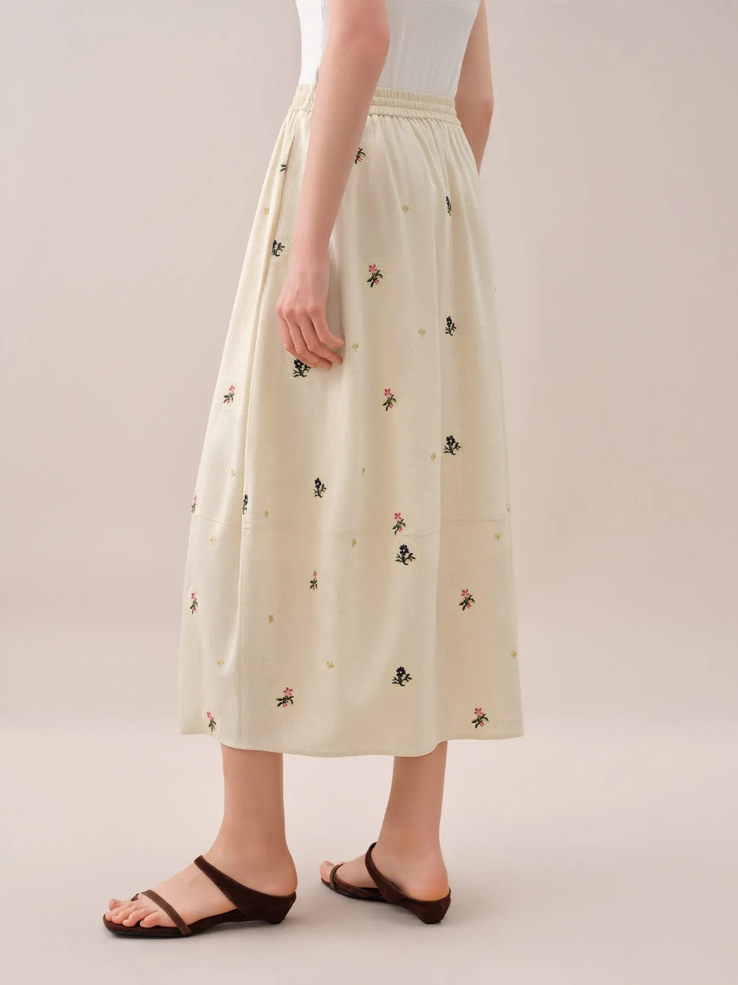 Ensemble estival brodé haut sans manches et jupe tulipe