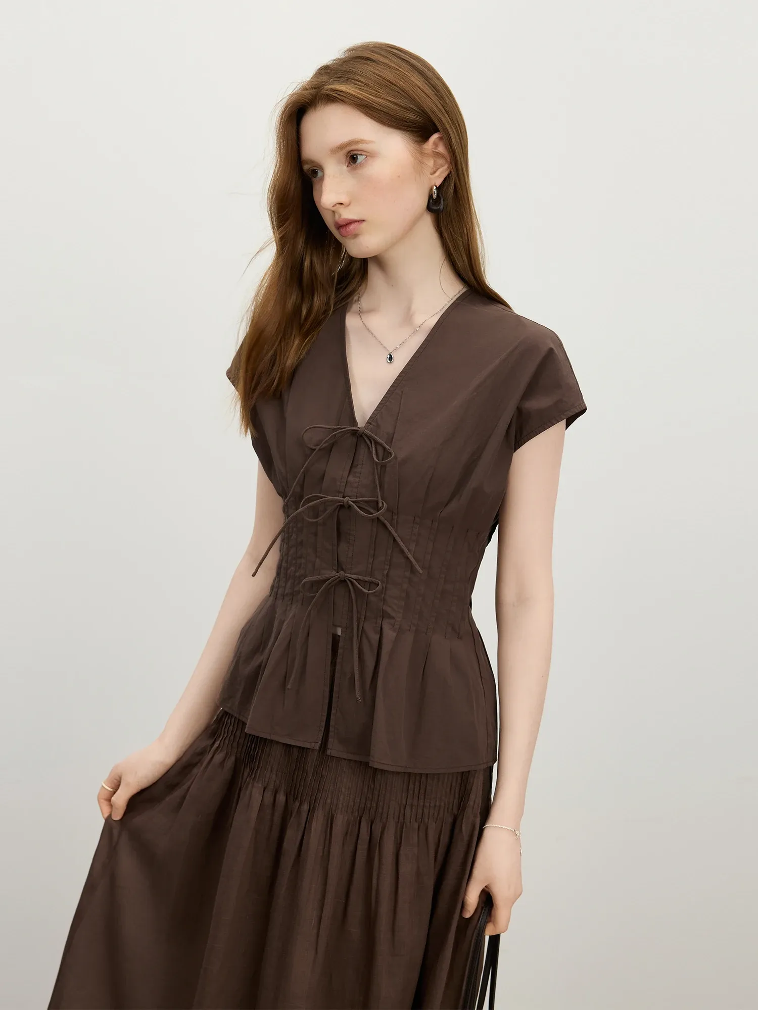Chemisier d’été à col V et nœud, coupe droite