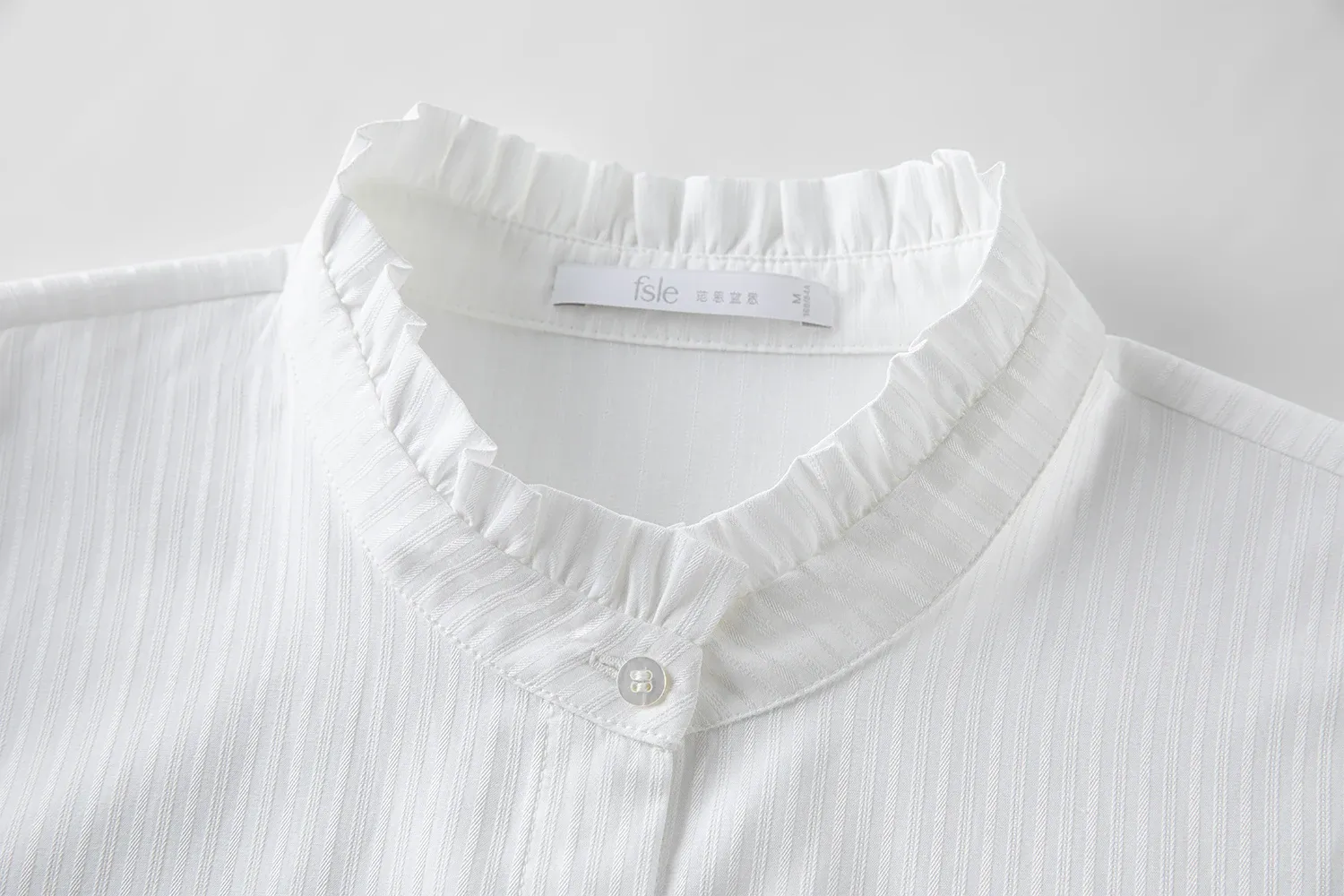 Chemise blanche en dentelle à col montant pour femme