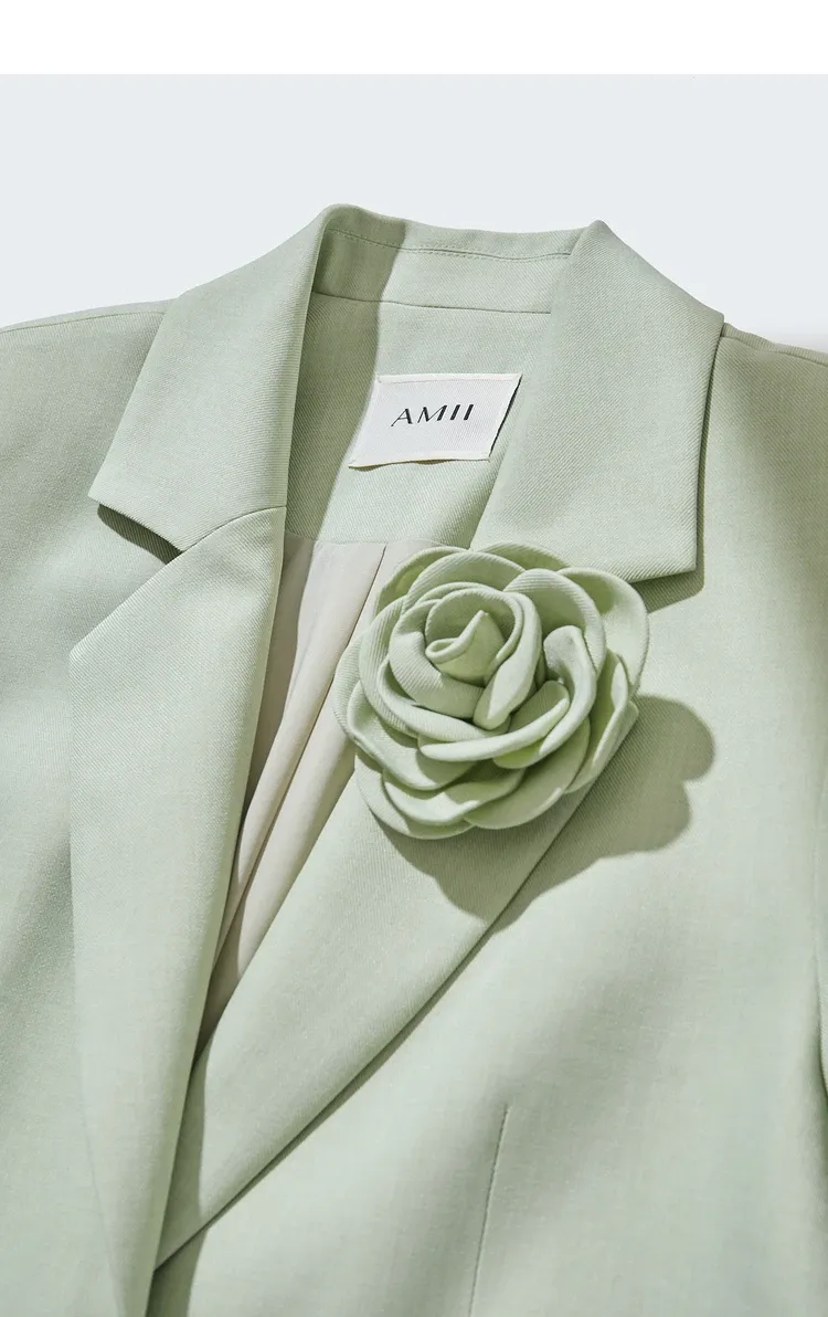 Blazer long AMII à col cranté et broche camélia amovible