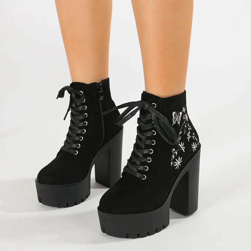 Bottines gothiques brodées à plateforme et talon carré pour femme