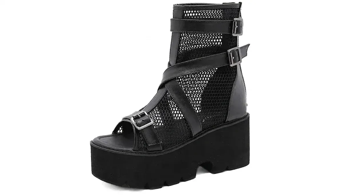 Bottine compensée noire punk à boucle