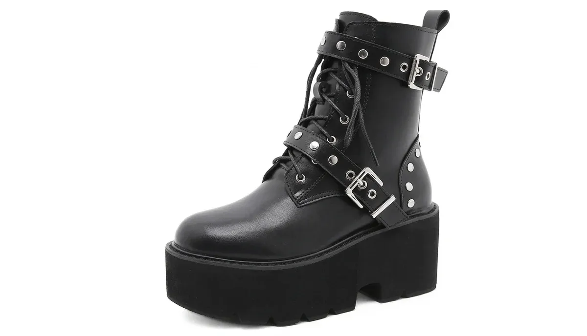 Bottines gothiques compensées noires à boucles