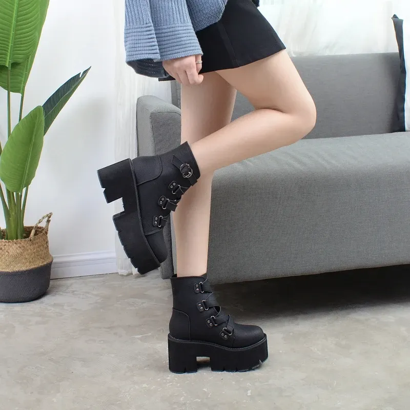 Bottes gothiques mi-mollet à plateforme et boucle Gdgydh