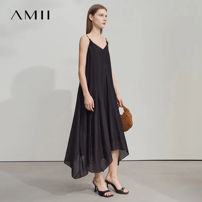 Robe longue AMII texturée à col V et fines bretelles