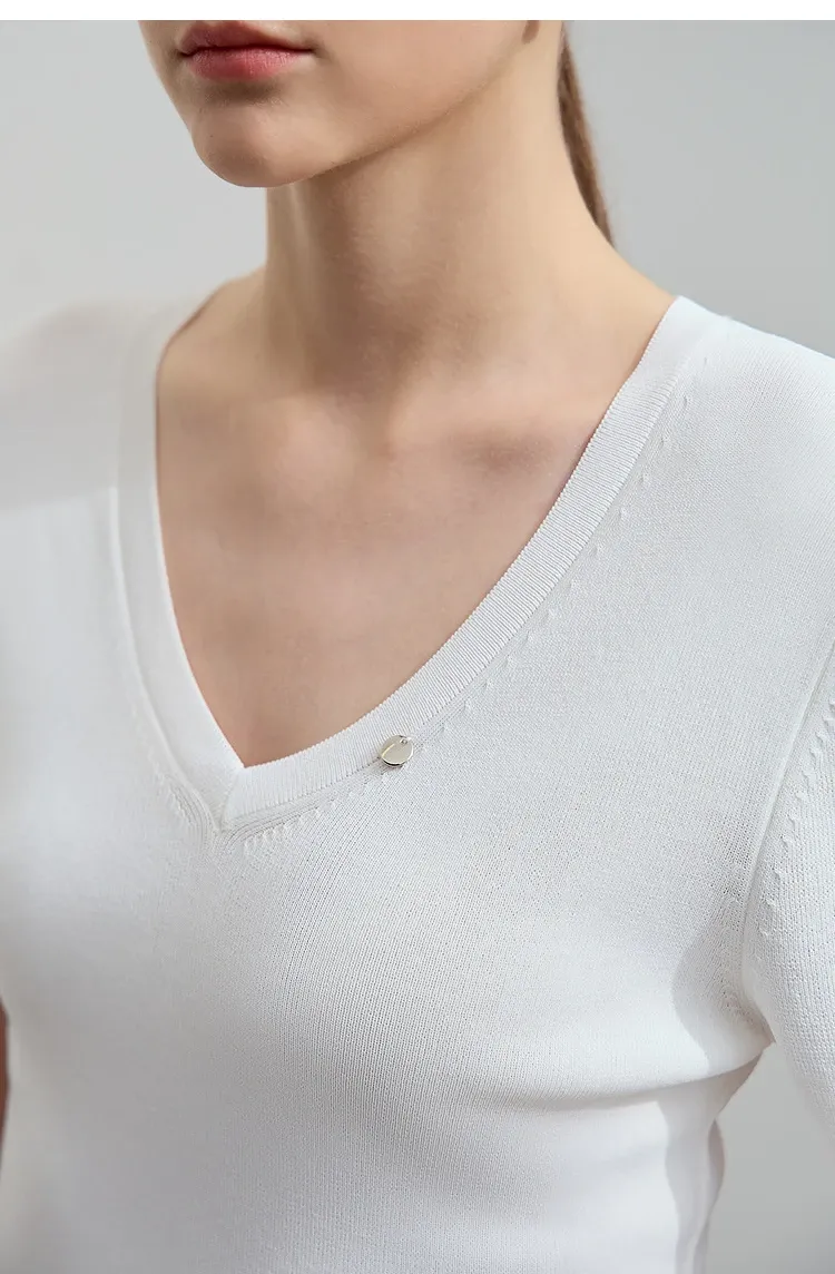 Pull fin AMII à col V et épaules dégagées pour femme