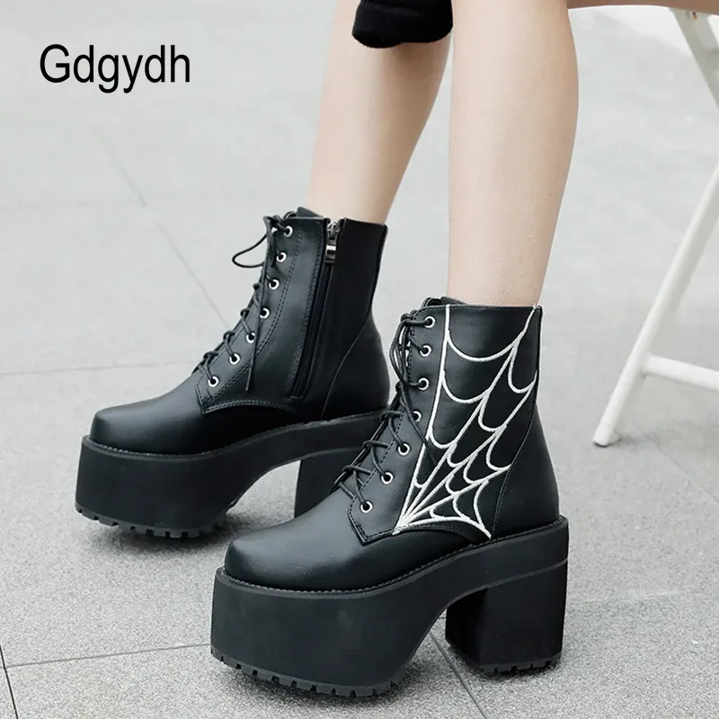 Bottines gothiques à plateforme et lacets Gdgydh