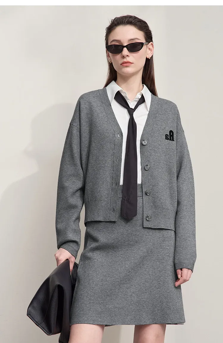 Ensemble cardigan et mini-jupe AMII en maille col V