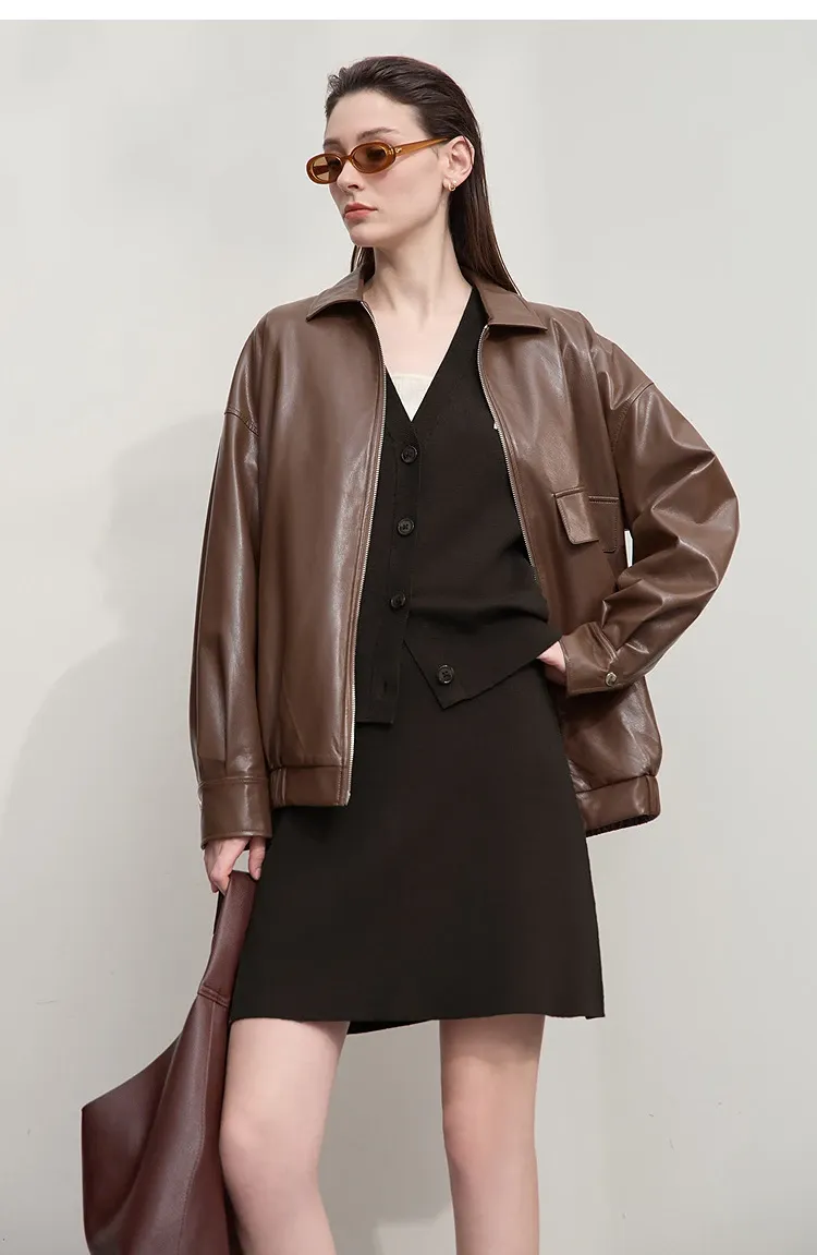 Ensemble cardigan et mini-jupe AMII en maille col V