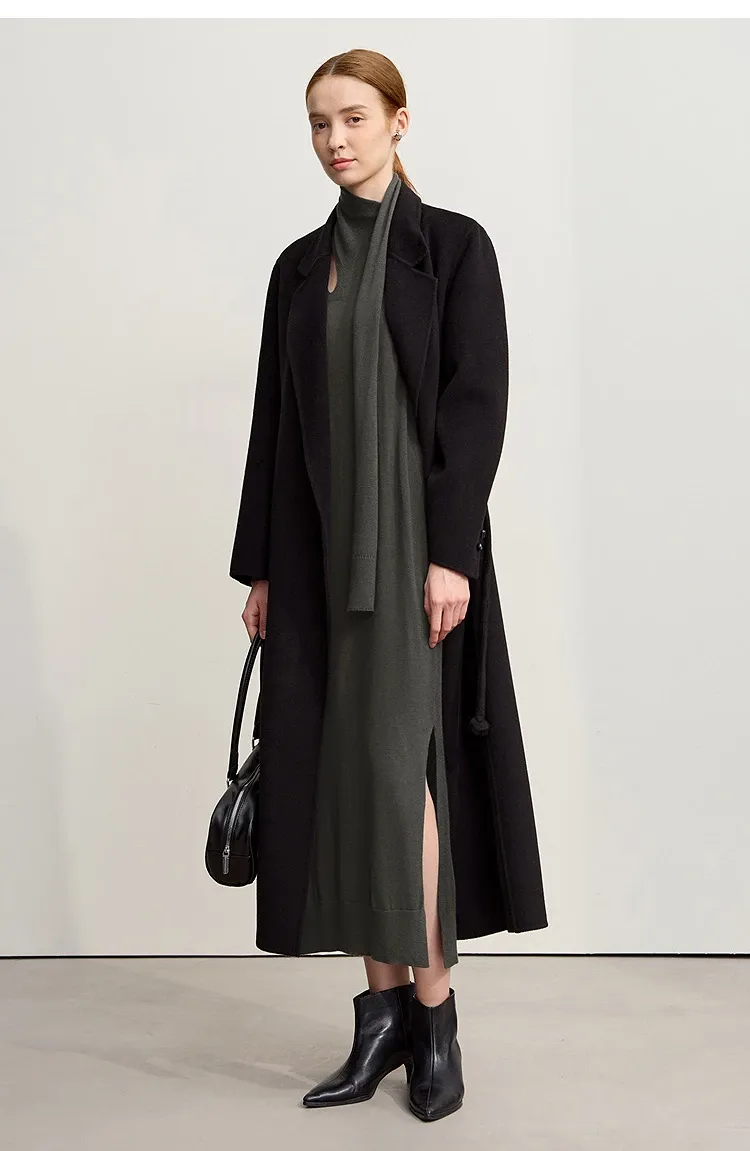 Robe pull AMII en laine mélangée à col V et coupe ample