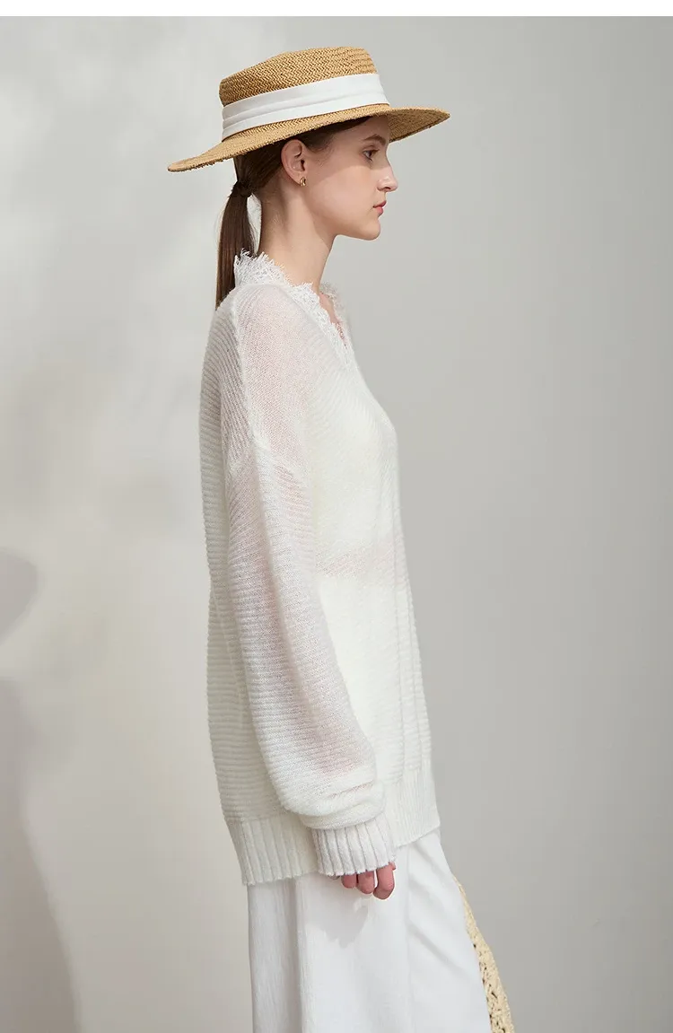 Pull en maille légère AMII à dentelle et col V