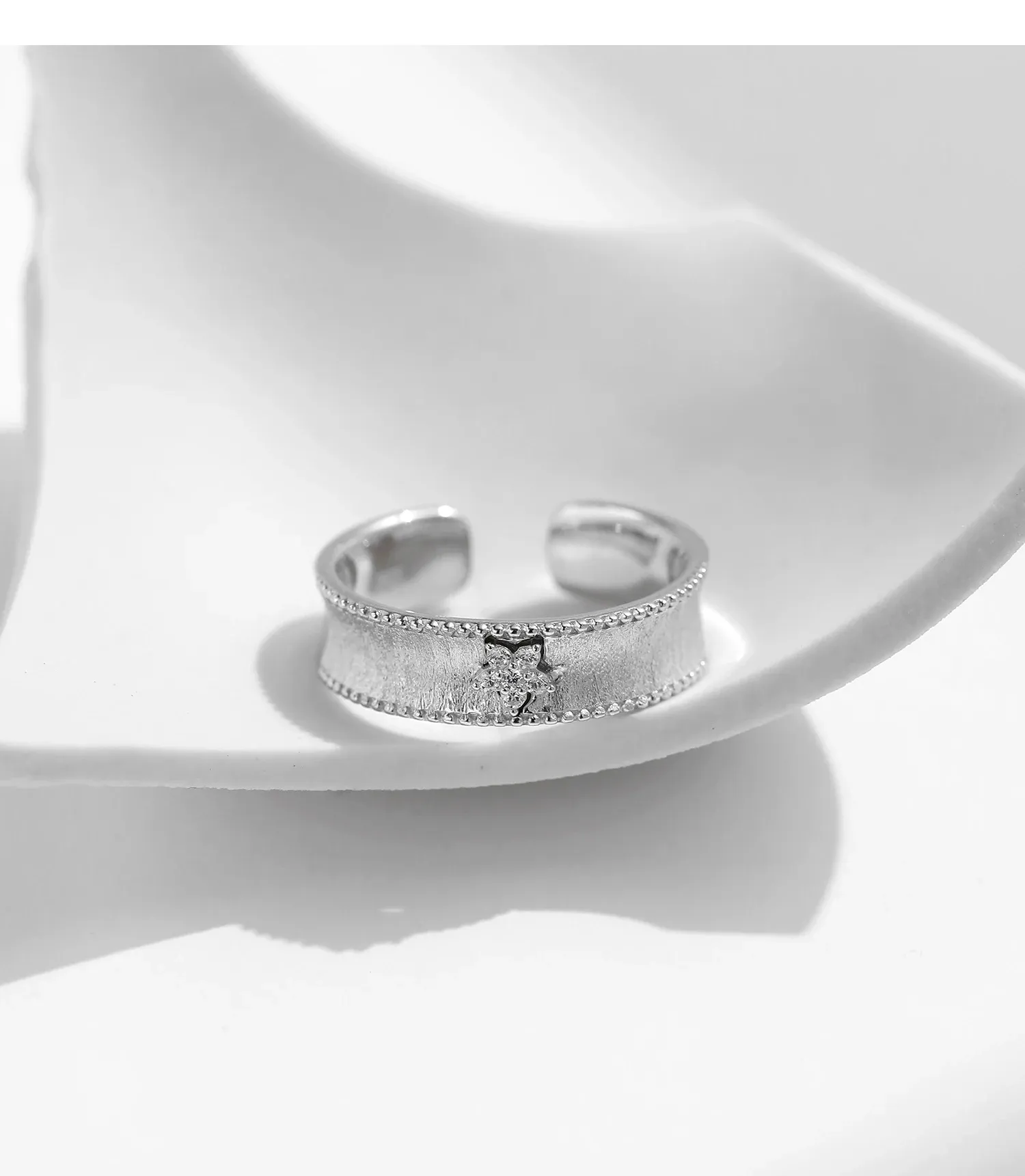 Bague cocktail ajustable en argent 925 avec zircon et motif floral