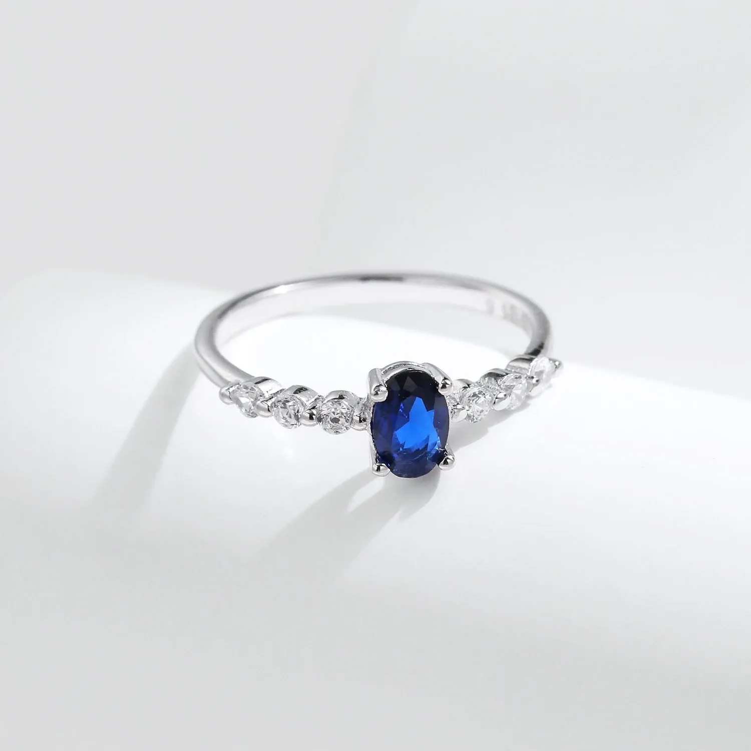 Bague cocktail ovale en argent 925 et zircon bleu MODIAN
