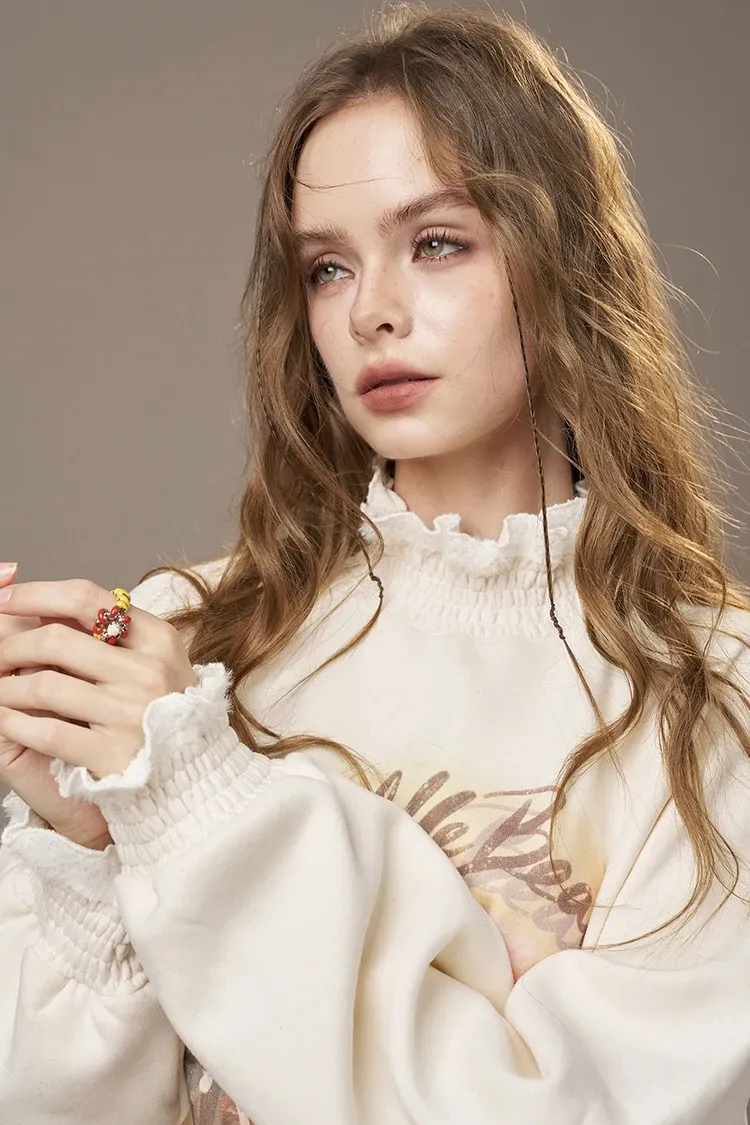 Sweat à capuche ELFSACK imprimé à col montant et manches volantées