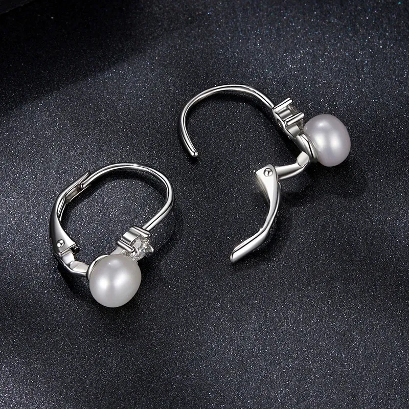 Boucles d’oreilles créoles en moissanite et perle de culture