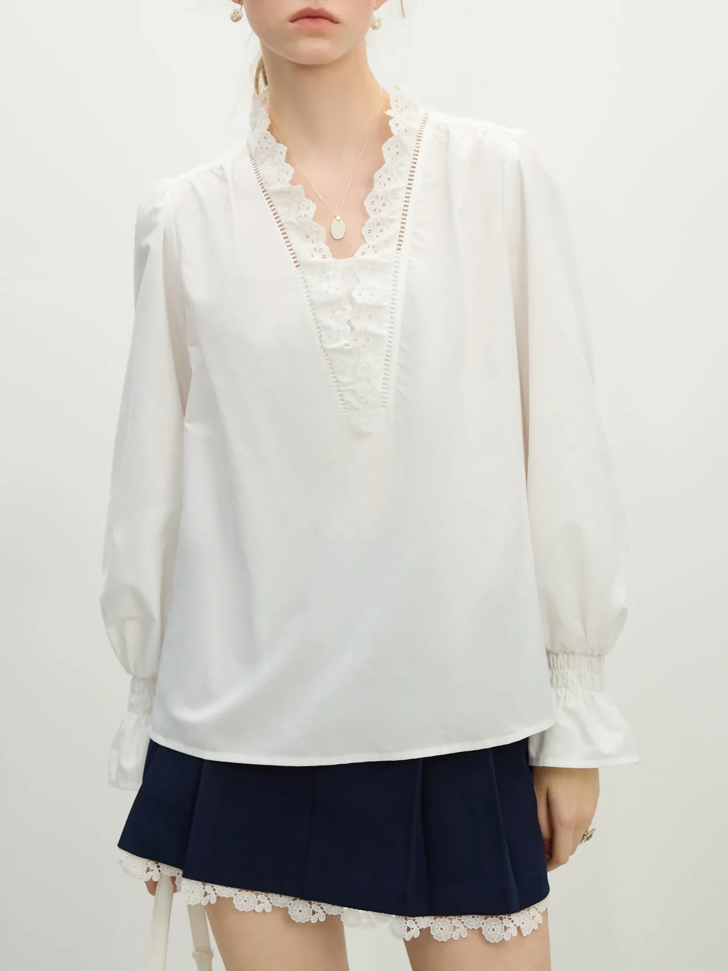 Blouse en dentelle française à col V et manches évasées