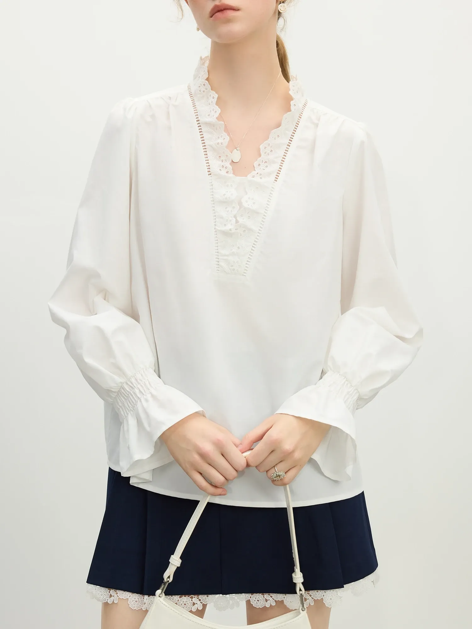 Blouse en dentelle française à col V et manches évasées