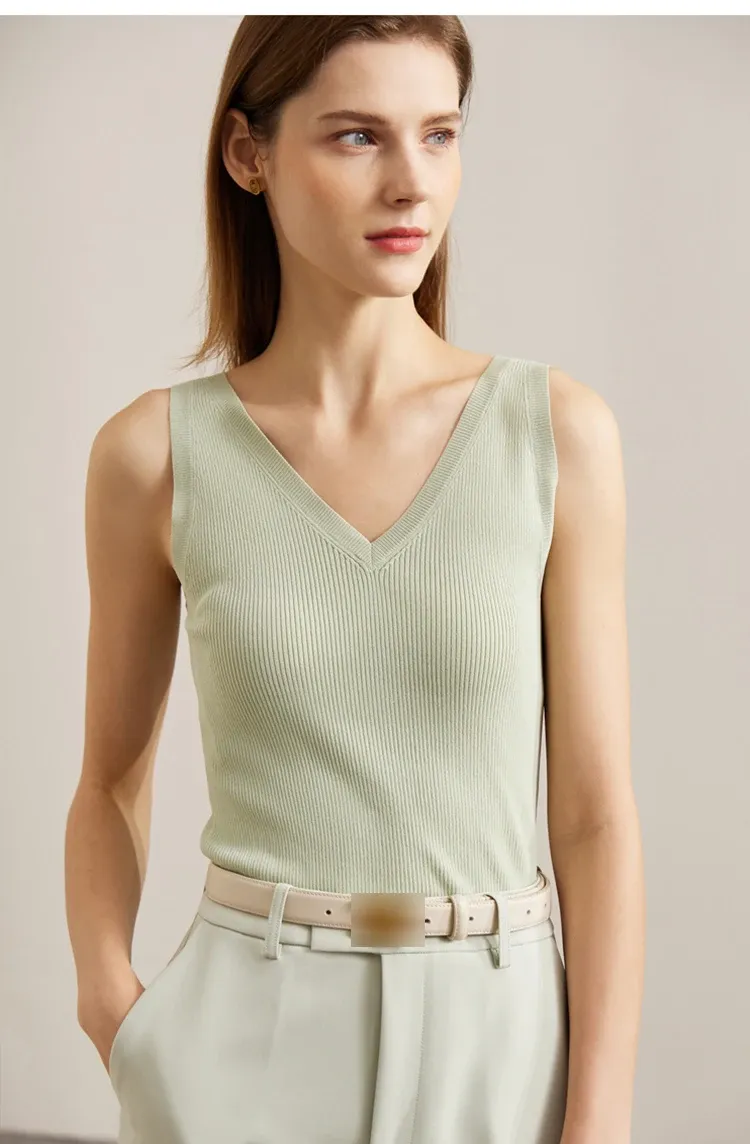 Débardeur en maille col V AMII, coupe minimaliste d’été