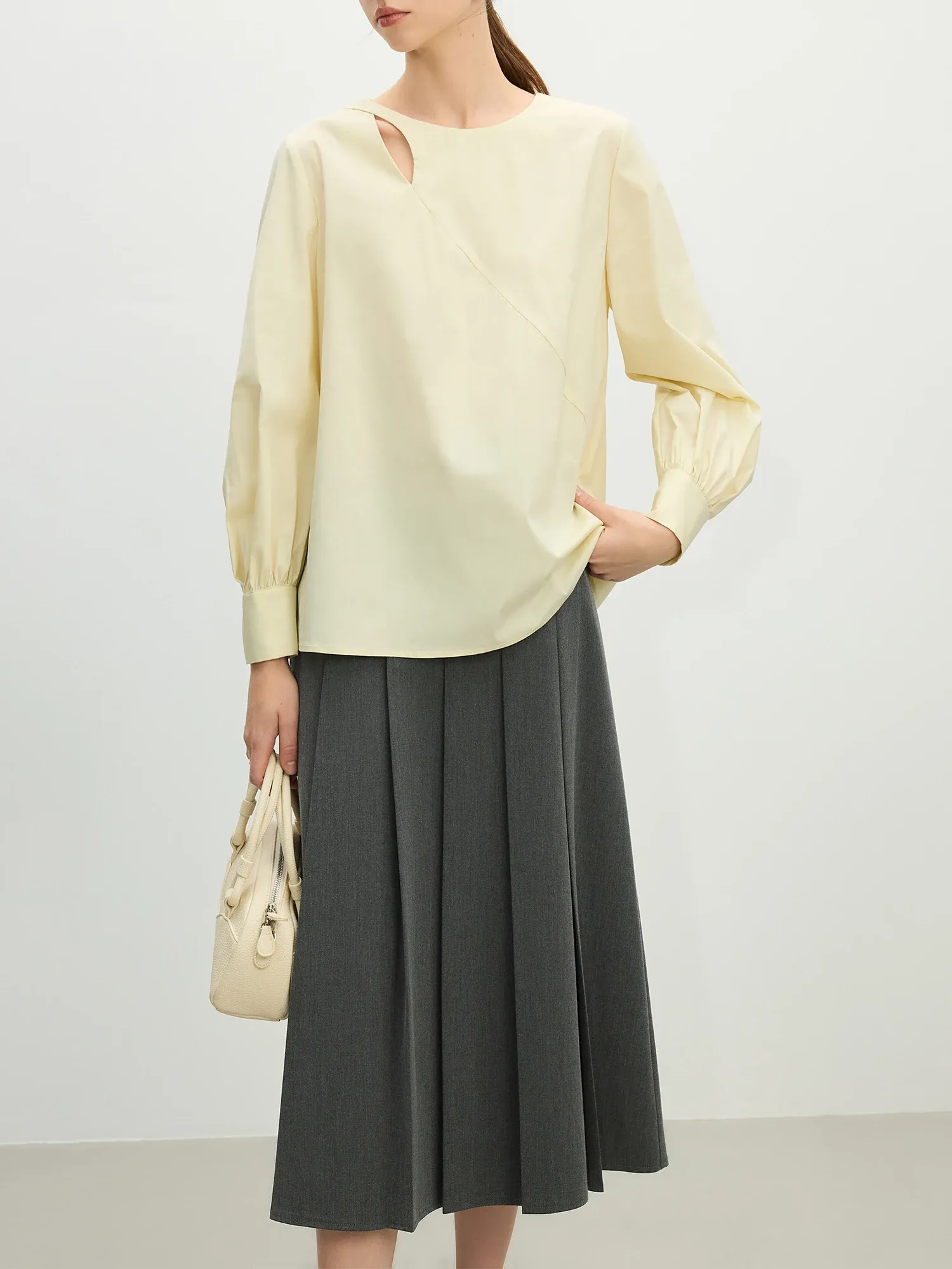 Blouse blanche légère à col rond et manches trois-quarts