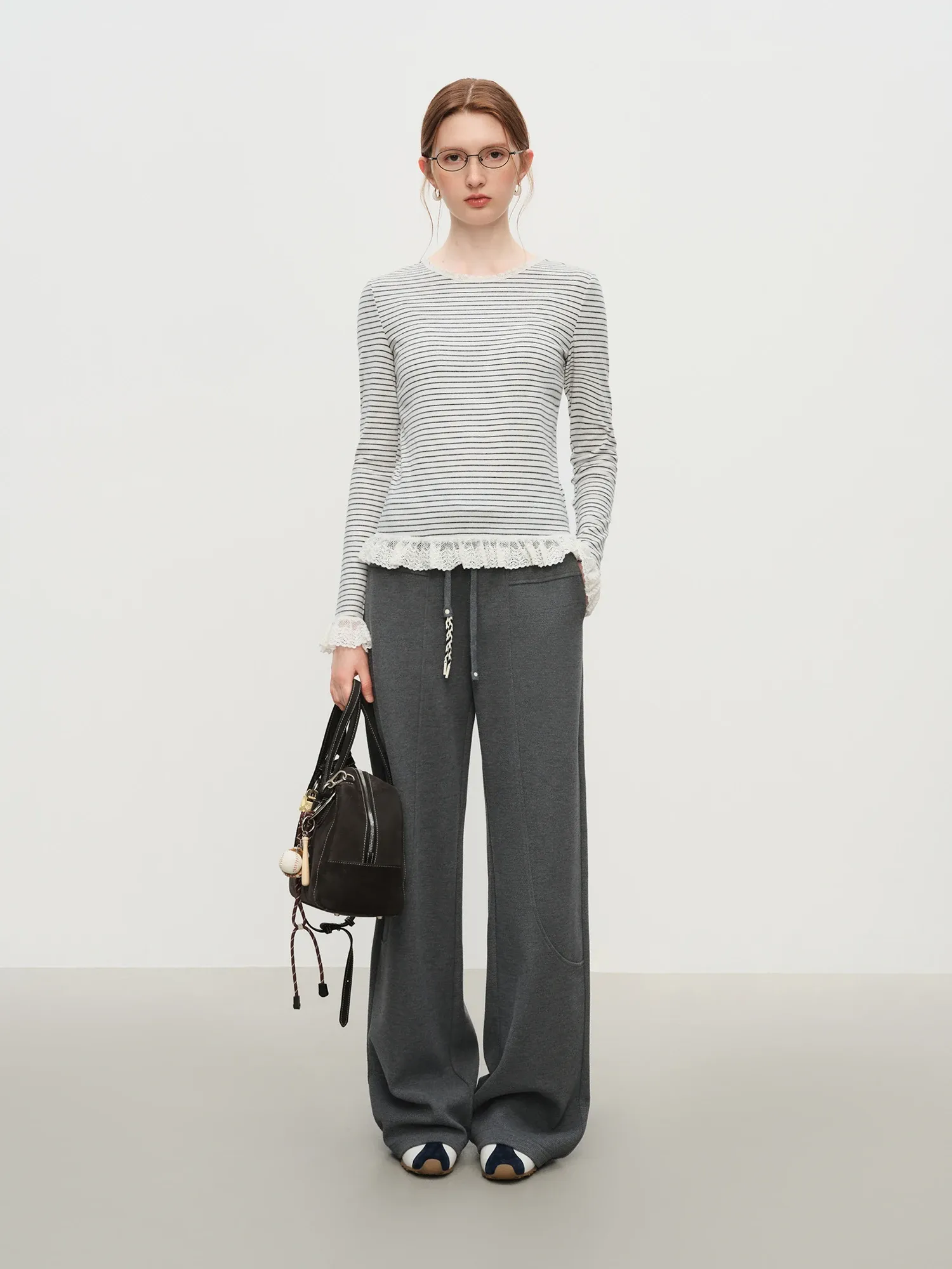 Haut rayé léger à manches longues et finition dentelle