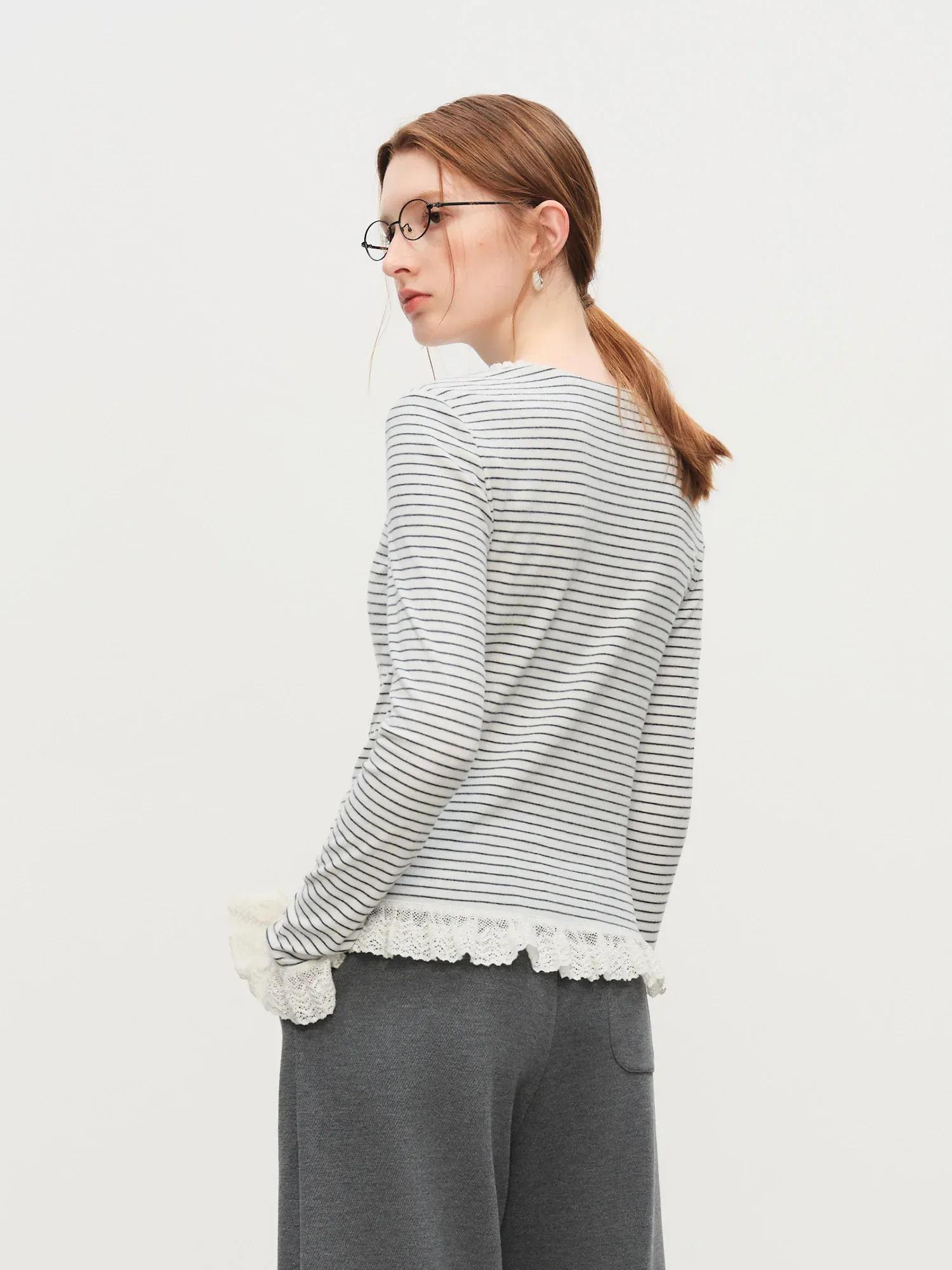 Haut rayé léger à manches longues et finition dentelle