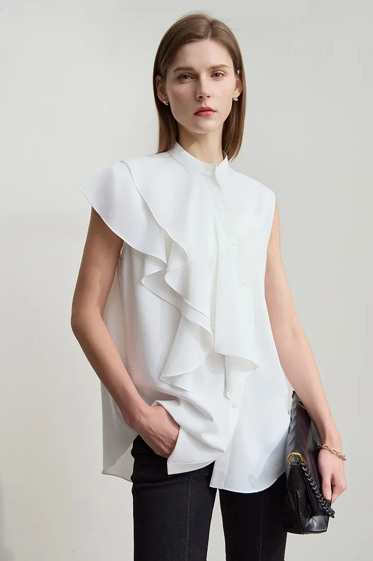 Blouse sans manches AMII à col montant et volants, esprit bureau été 2025
