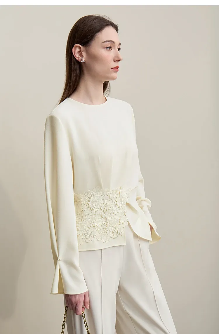 Blouse AMII en mousseline à col rond et dentelle, coupe ample