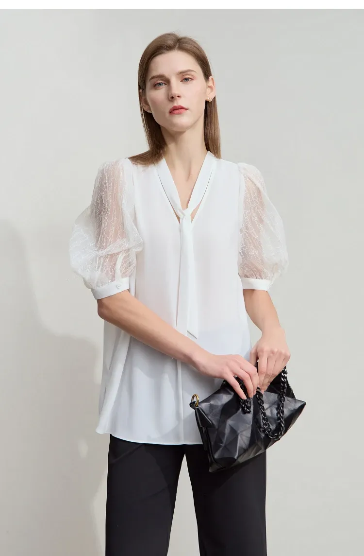 Blouse AMII fluide à col V noué, esprit bureau été 2025