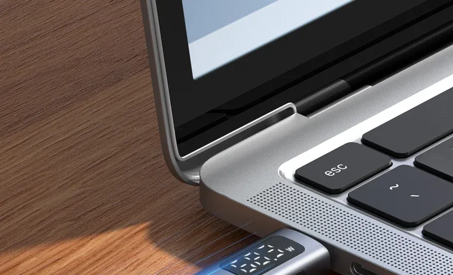 Adaptateur USB-C Hagibis 240W avec écran LED et USB4